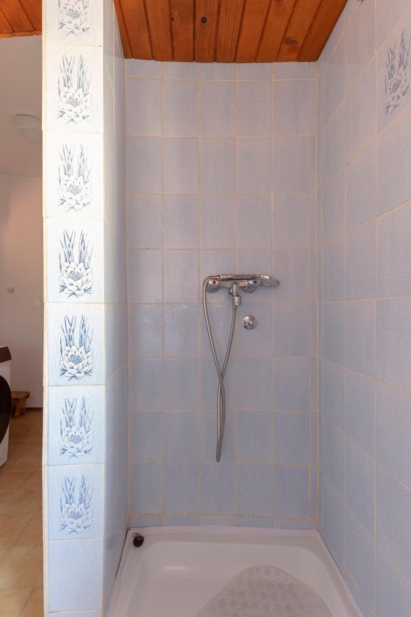 Under The Rock House In Osp With Hot Tub Apartment Ngoại thất bức ảnh