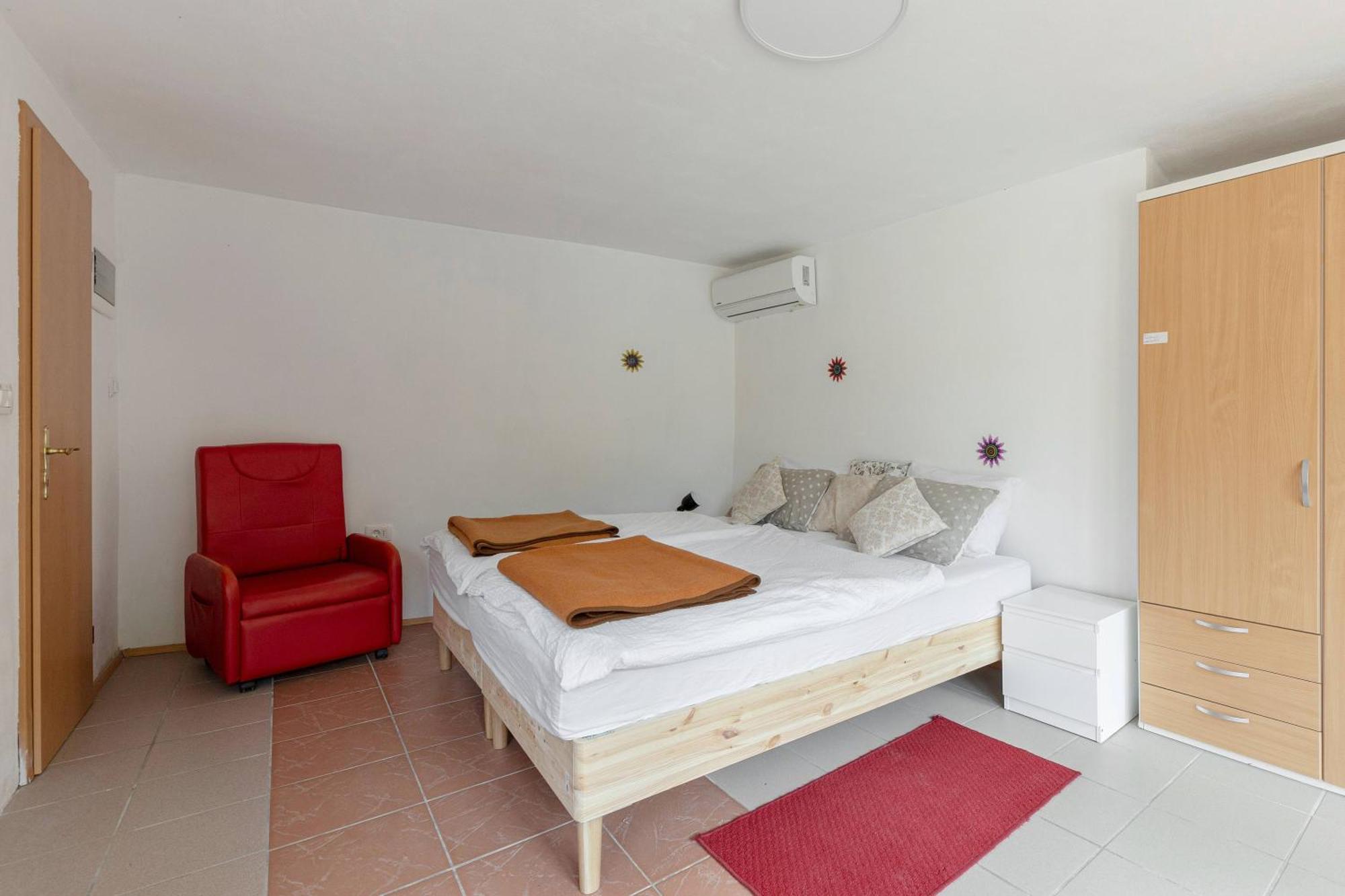 Under The Rock House In Osp With Hot Tub Apartment Ngoại thất bức ảnh