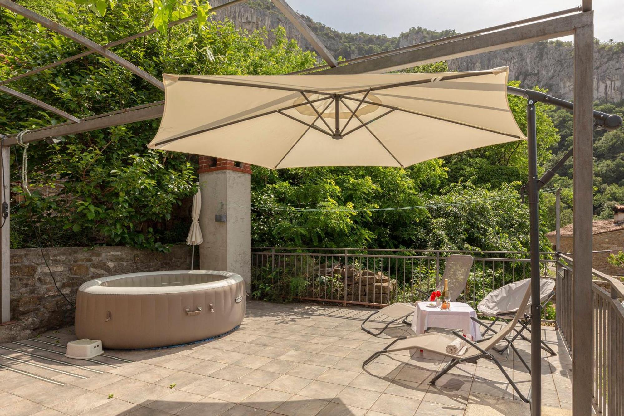 Under The Rock House In Osp With Hot Tub Apartment Ngoại thất bức ảnh